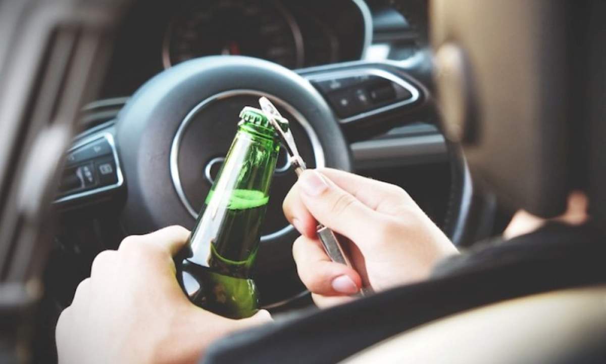 Fată de 14 ani, sub influența băuturilor alcoolice la volan, pe o șosea din Hunedoara. Ce le-a spus polițiștilor băiatul de 19 ani care o însoțea
