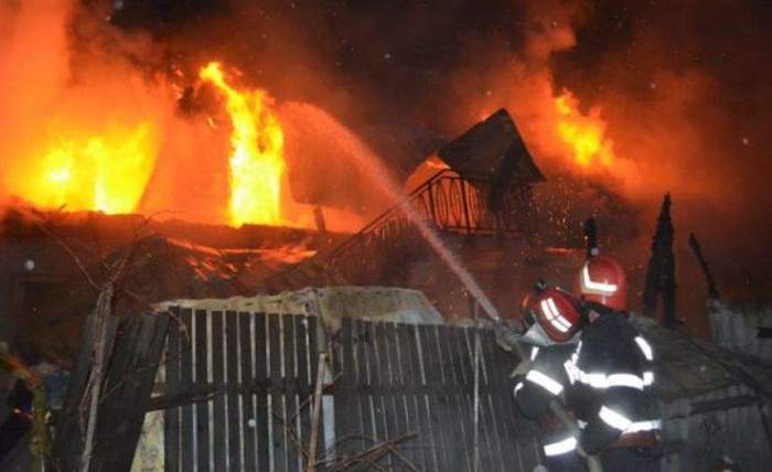 O casă din județul Argeș a izbucnit în flăcări
