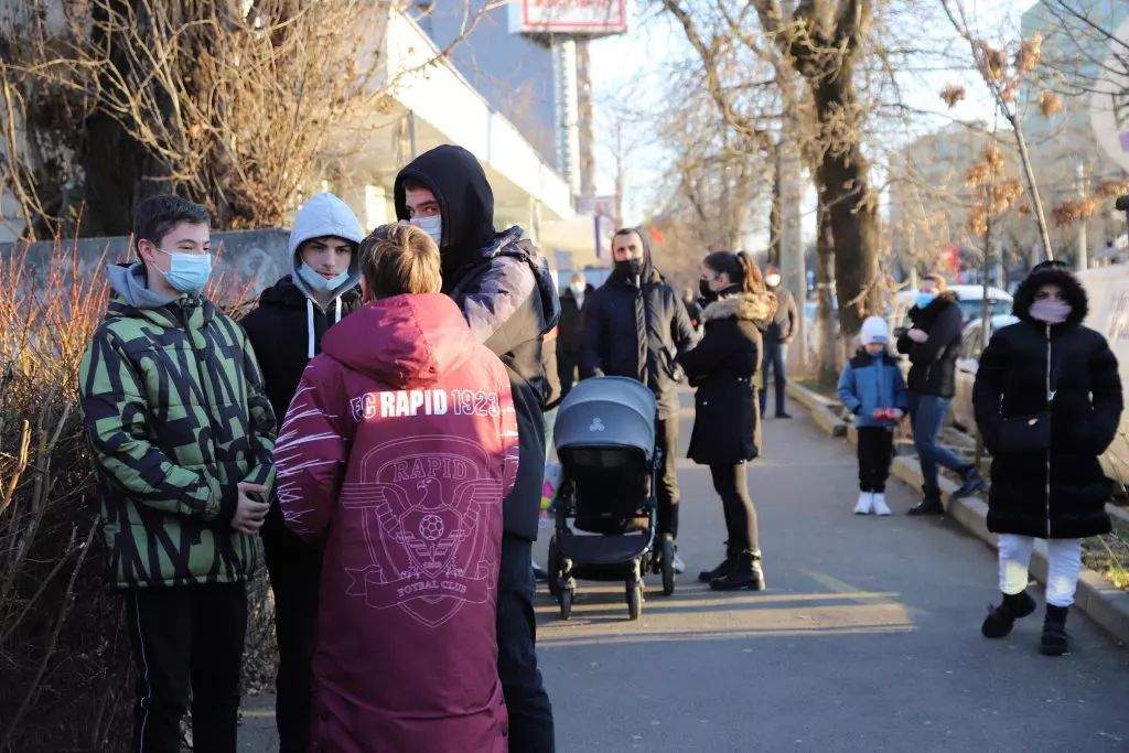 Sute de oameni au protest în fața Secției 5 de Poliție din București în memoria Raisei, fetița ucisă pe trecerea de pietoni de un agent: “Suntem revoltați”