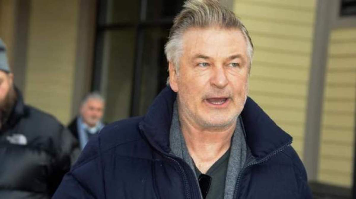 Alec Baldwin a predat telefonul anchetatorilor din cazul tragediei de pe platourile de filmare. Actorul a refuzat zile la rând să îl predea