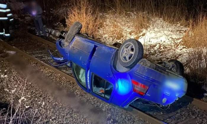 Accident rutier în Cluj, după ce un adolescent de 16 ani s-a răsturnat pe calea ferată. Traficul feroviar este oprit