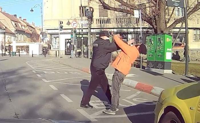 Un polițist local din Sibiu a bătut cu bestialitate un trecător, pentru că nu purta masca de protecție. Imagini revoltătoare surprins de camera de bord a unui șofer / FOTO 