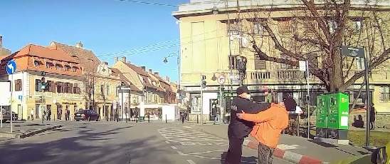 Un polițist local din Sibiu a bătut cu bestialitate un trecător, pentru că nu purta masca de protecție. Imagini revoltătoare surprins de camera de bord a unui șofer / FOTO 