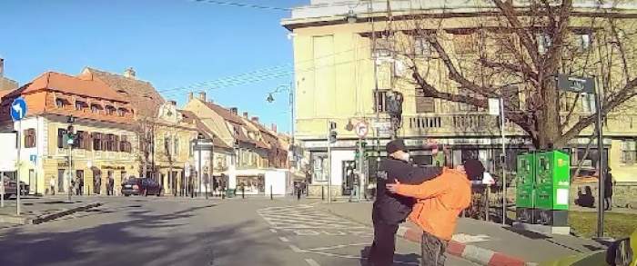 Un polițist local din Sibiu a bătut cu bestialitate un trecător, pentru că nu purta masca de protecție. Imagini revoltătoare surprins de camera de bord a unui șofer / FOTO 