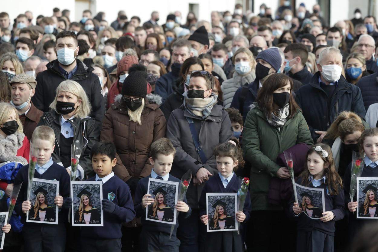 Profesoara care a fost ucisă de românul stabilit în Irlanda a fost condusă pe ultimul drum. Elevii sunt devastați de durere / FOTO