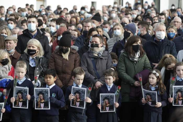 Profesoara care a fost ucisă de românul stabilit în Irlanda a fost condusă pe ultimul drum. Elevii sunt devastați de durere / FOTO
