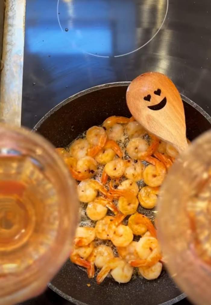 Rețeta de creveți saganaki a Andreei Ibacka! Actrița a stârnit un val de reacții în mediul online cu preparatul ei culinar / FOTO