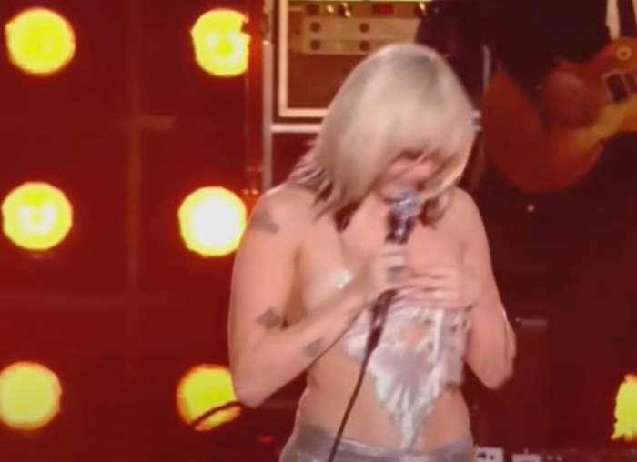 Miley Cyrus, la un pas să rămână topless pe scenă. Cum a reușit cântăreața să ducă la capăt prestația