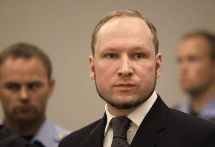 Andres Breivik, un bărbat care a ucis 77 de persoane, s-a prezentat în fața procurorilor și cere să fie eliberat pentru bună purtare