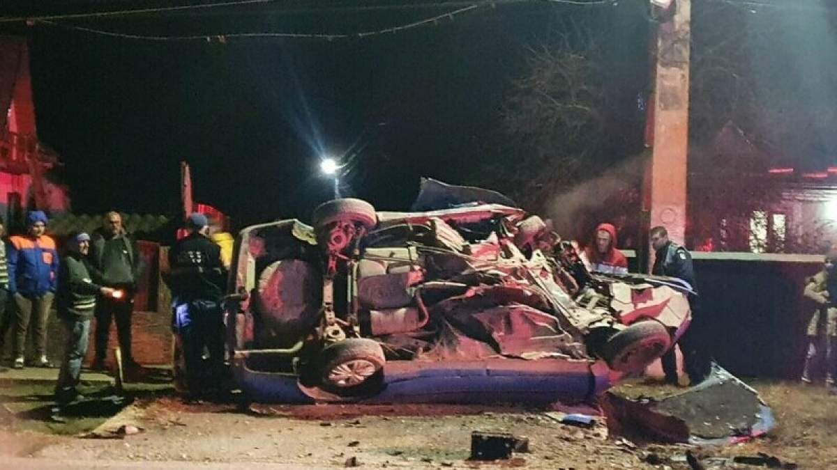 Accident mortal în Prahova! Doi tineri de 16, respectiv 21 de ani, au murit după ce au intrat cu mașina într-un cap de pod