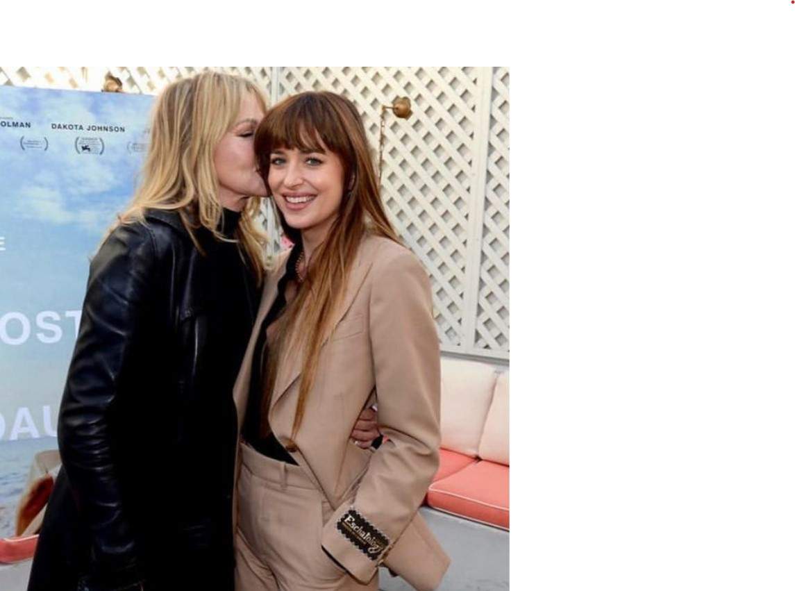 Dakota Johnson, rușinată de postările mamei ei, actrița Melanie Griffith. Declarațiile vedetei din Fifty Shades of Grey