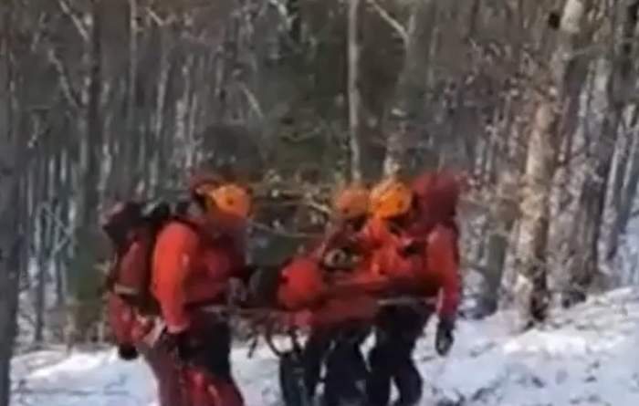 Sfârșit tragic pentru un bărbat de 70 ani. A alunecat pe gheață și a căzut într-o râpă, în județul Argeș