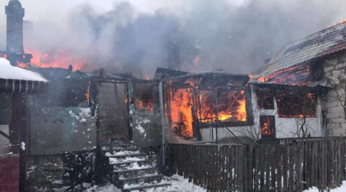 Incendiu devastator în Harghita! 19 persoane au rămas pe stradă, după ce opt case au fost mistuite de flăcări / FOTO