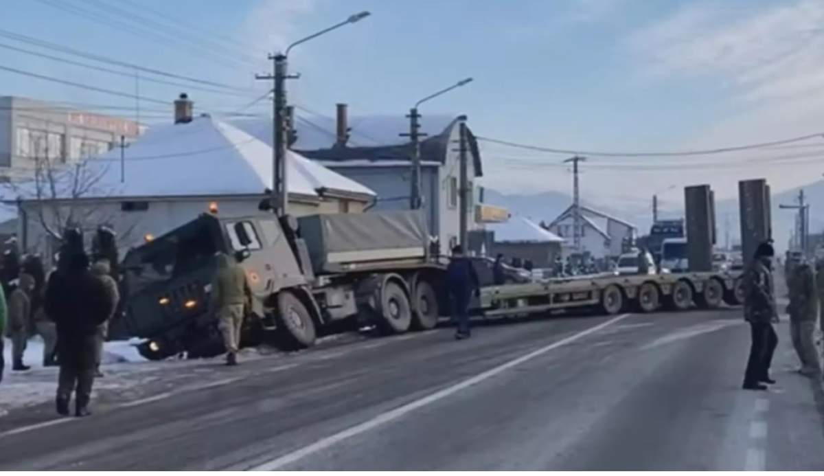 Accident pe o șosea din Bistrița-Năsăud! Un transportator miliar cu platformă pentru tancuri a ajuns în șanț / FOTO