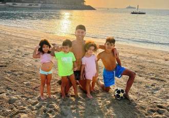 Cristiano Ronaldo, un tătic model pentru micuții lui. Fotbalistul a postat o fotografie emoționantă alături de copiii lui / FOTO