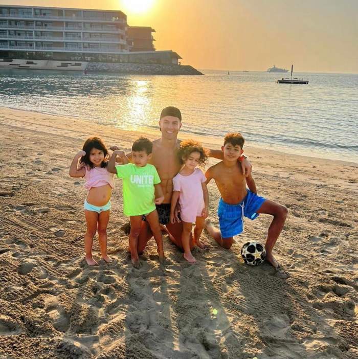 Cristiano Ronaldo, un tătic model pentru micuții lui. Fotbalistul a postat o fotografie emoționantă alături de copiii lui / FOTO