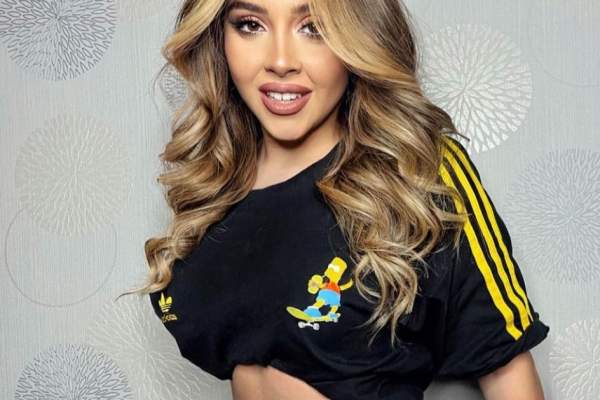 Bibi, fotografie rară din copilărie! Cum arăta artista pe când avea doar câțiva anișori / FOTO