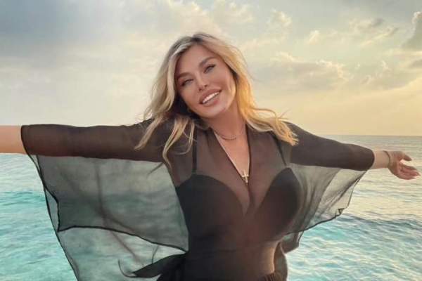 Loredana Groza s-a pozat întinsă pe pat, dar un detaliu rușinos a fost observat imediat. Ce se vede în imagine / FOTO