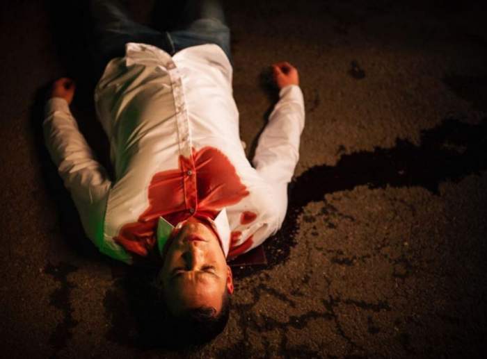 Imagini tulburătoare cu Vlad Gherman. Actorul, fotografiat întins pe jos și plin de sânge / FOTO