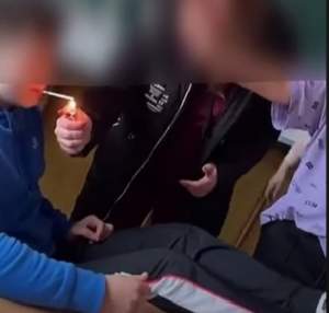 Imagini revoltătoare surprinse într-un liceu din Ploiești. Elevii s-au filmat cum fumează și fac grătar în sala de clasă / FOTO