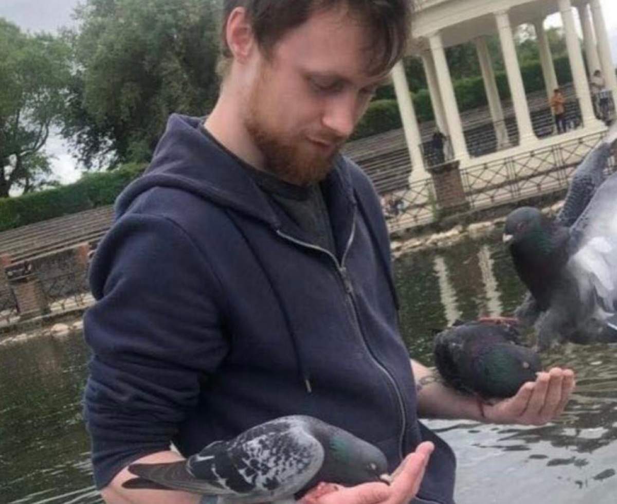 Alex Gibson, un tânăr de 22 de ani, a murit, după ce a sărit în apă pentru a-și salva prietena Alex Gibson, un tânăr de 22 de ani, a murit după ce  a încercat să-și salveze prietena. Bărbatul nu știa să înoate