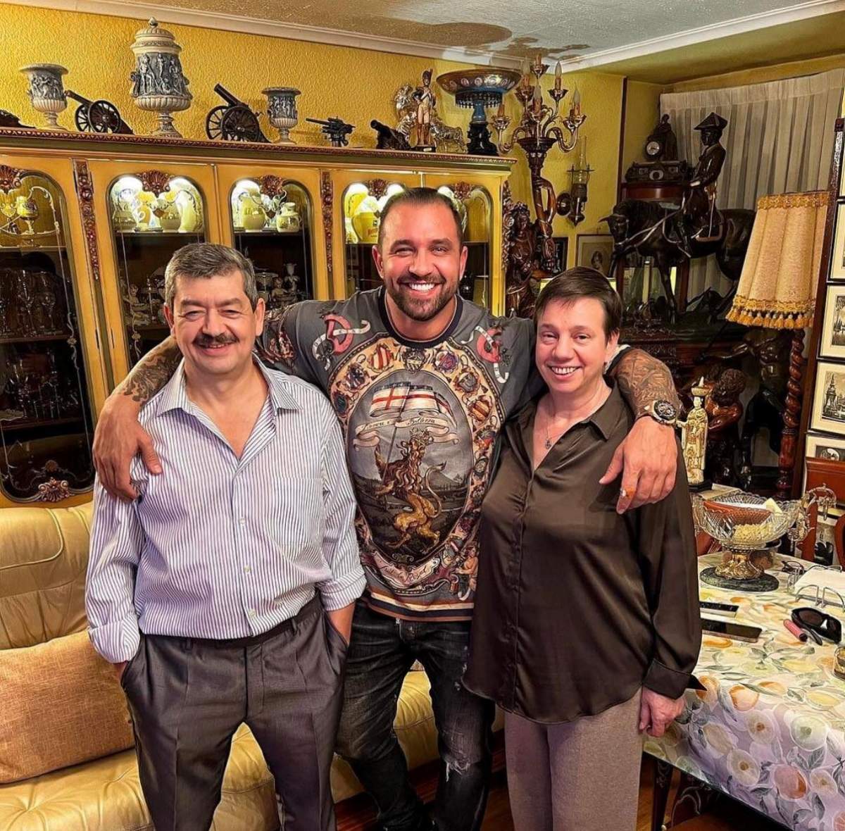Alex Bodi, imagine de colecție alături de părinții lui