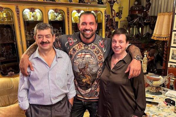 Alex Bodi, imagine de colecție alături de părinții lui. Afaceristul a postat un mesaj emoționant / FOTO