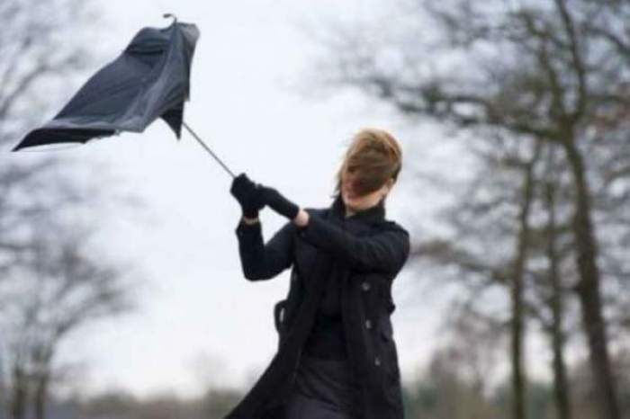 Alertă meteo de vreme severă! 14 județe din țară sunt vizate de cod galben de vânt puternic