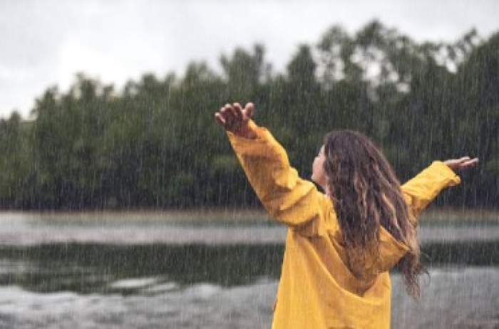 o femeie care stă în ploaie