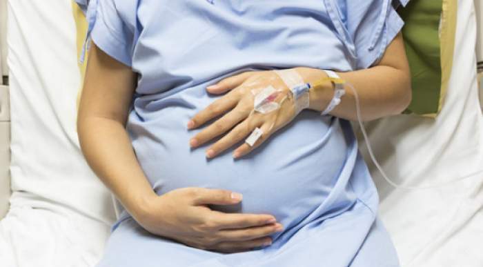 O femeie însărcinată a pierdut copilul, după ce nu a fost primită în spital pentru că avea un test COVID-19 vechi. Polițiștii au deschis o anchetă