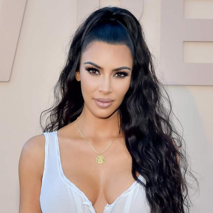 Cum s-a fotografiat Kim Kardashian în costum de baie, pe plajele din Bahamas. Ce bărbat celebru a însoțit-o în vacanță