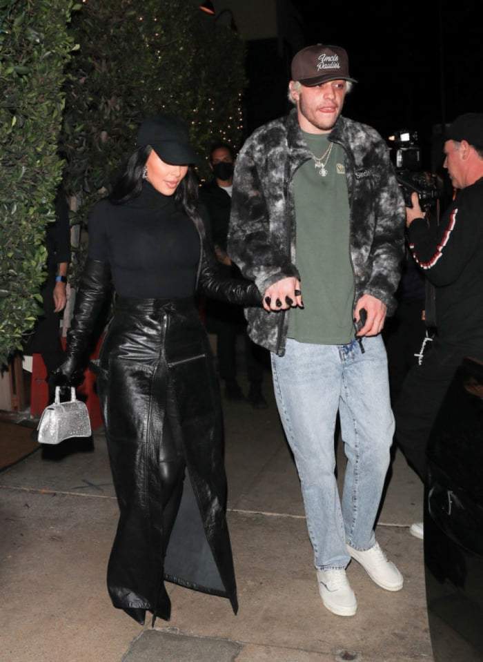 Cum s-a fotografiat Kim Kardashian în costum de baie, pe plajele din Bahamas. Ce bărbat celebru a însoțit-o în vacanță