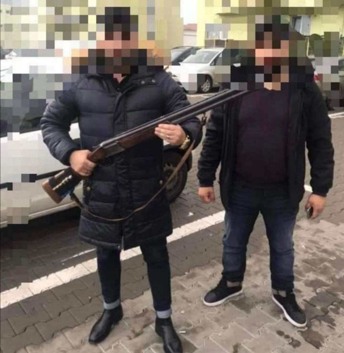 Ce a pățit un bărbat din Vrancea, după ce a postat o poză pe rețelele sociale cu o armă de vânătoare care nu îi aparținea. Poliția a intervenit
