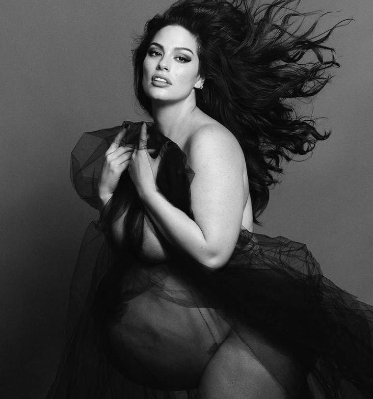 Ashley Graham a devenit mamă de gemeni. Modelul a născut acasă