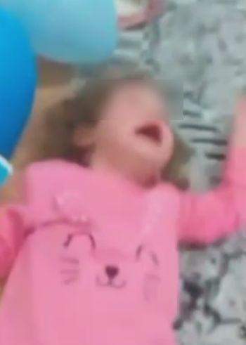 O fetiță de doi ani trece prin chinuri groaznice