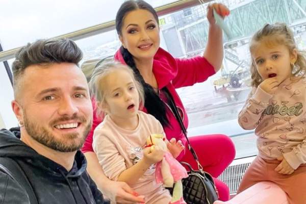 Gabriela Cristea și Tavi Clonda au plecat în vacanță cu fetițele. A fost primul zbor din pandemie pentru prezentatoarea TV și familia ei