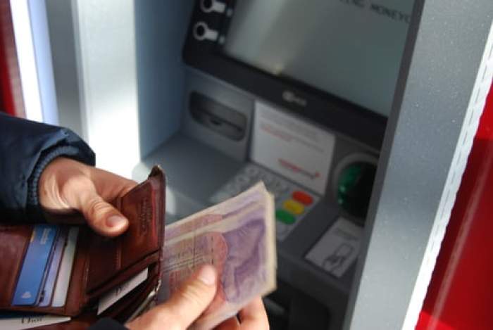 Cum fură hoții români 25.000 de euro pe minut din bancomatele străinilor. Au descoperit cea mai eficientă metodă