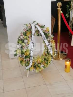 Soția lui Alexandru Arșinel a depus o coroană de flori superbă.  Marilena i-a transmis un ultim mesaj: „Te voi iubi mereu”/ FOTO