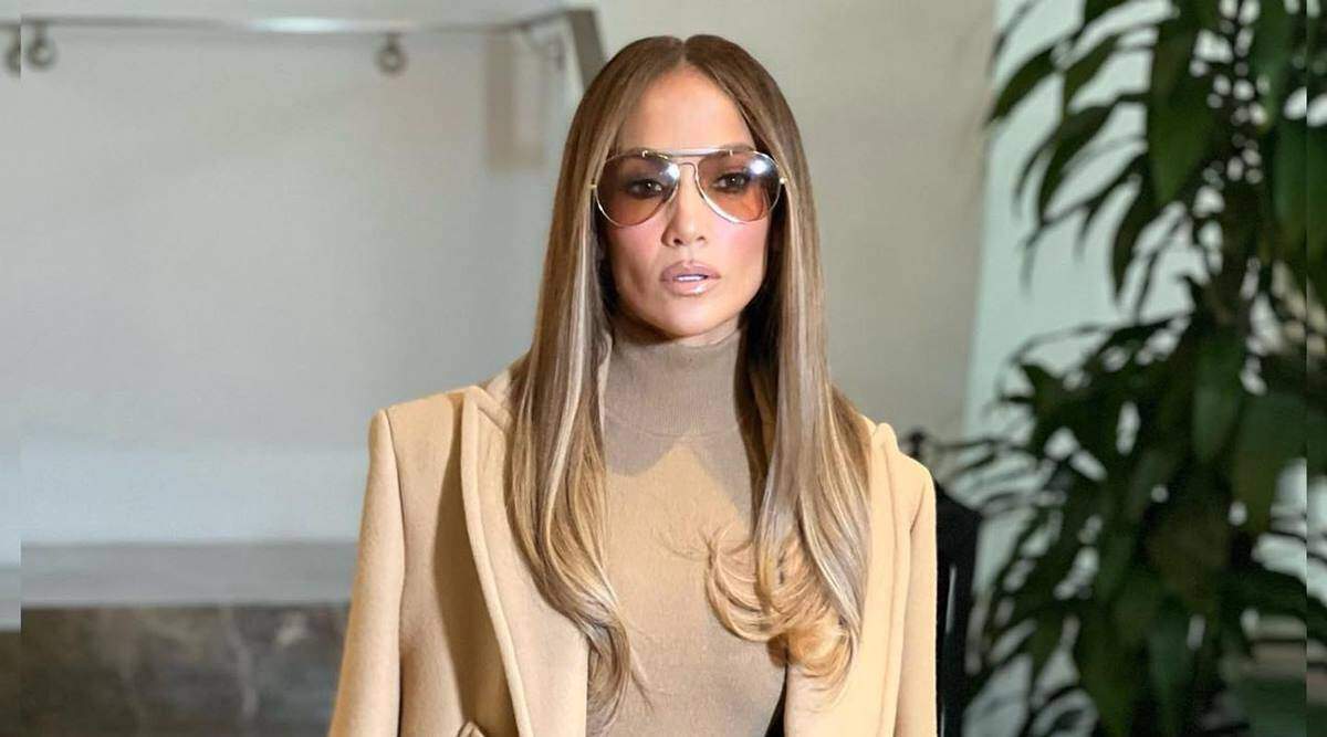 Cum arată Jennifer Lopez fără photoshop. Vedeta internațională a fost surprinsă la plajă, iar imaginile sunt diferite decât cele postate de ea / FOTO