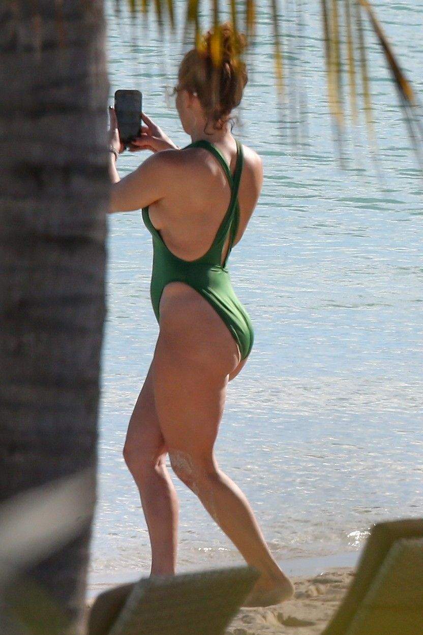 Cum arată Jennifer Lopez fără photoshop. Vedeta internațională a fost surprinsă la plajă, iar imaginile sunt diferite decât cele postate de ea / FOTO