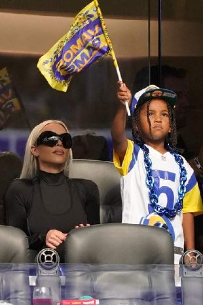 Kim Kardashian, ținută de zeci de mii de euro! Vedeta de la Hollywood s-a îmbrăcat așa pentru un meci de fotbal / FOTO