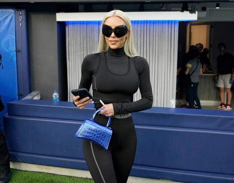 Kim Kardashian, ținută de zeci de mii de euro! Vedeta de la Hollywood s-a îmbrăcat așa pentru un meci de fotbal / FOTO