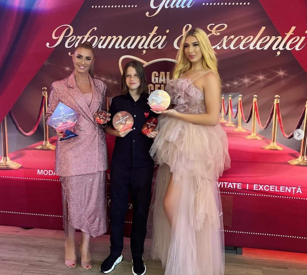 Copiii Anamariei Prodan, premiați. Impresara are cu ce să se mândrească: ”Cea mai frumoasă familie și ...” / VIDEO