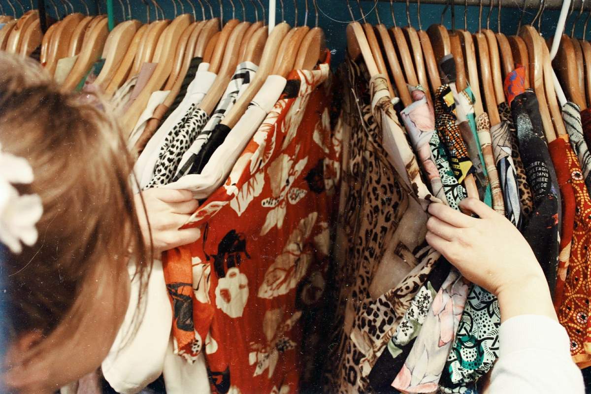 Cererea hainelor second-hand de către români s-a dublat în ultima perioadă. Care este, în medie, prețul unor astfel de articole