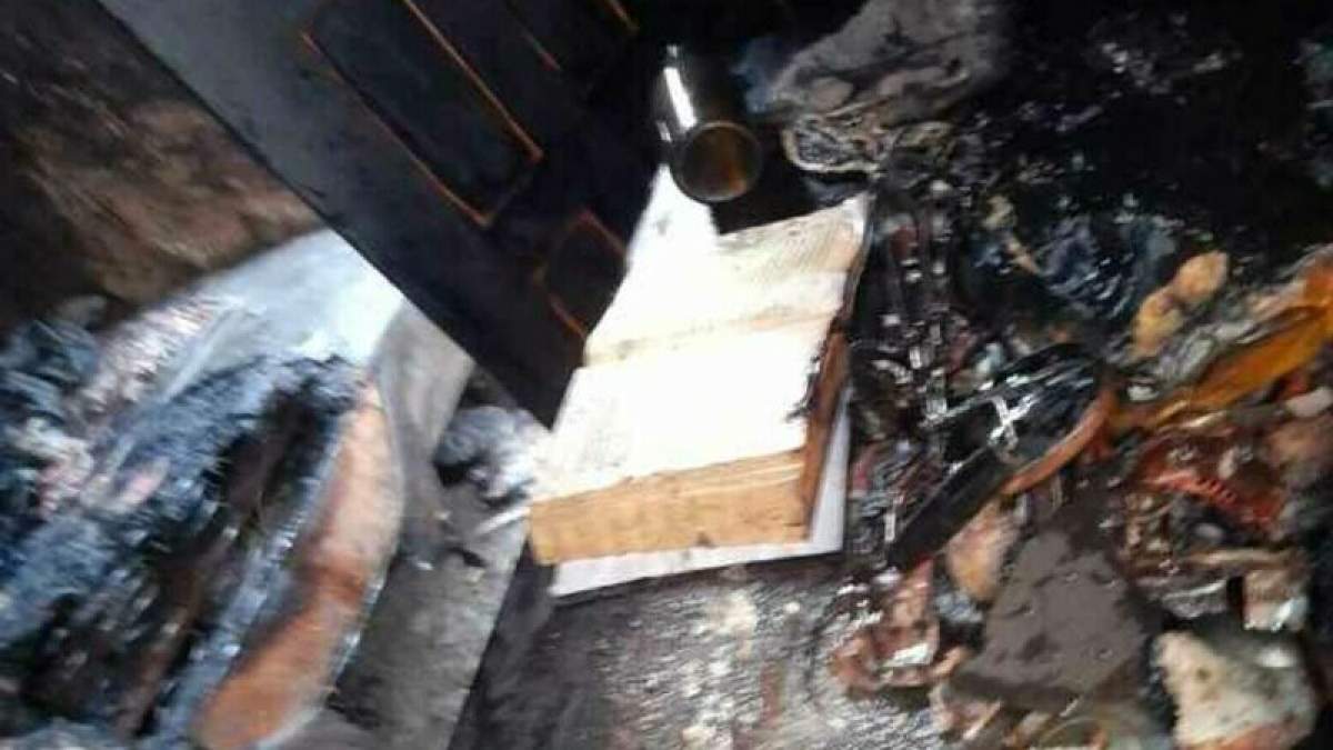 Biblia, obiectul neatins de foc dintr-un incendiu. Minunea s-a produs în județul Vâlcea