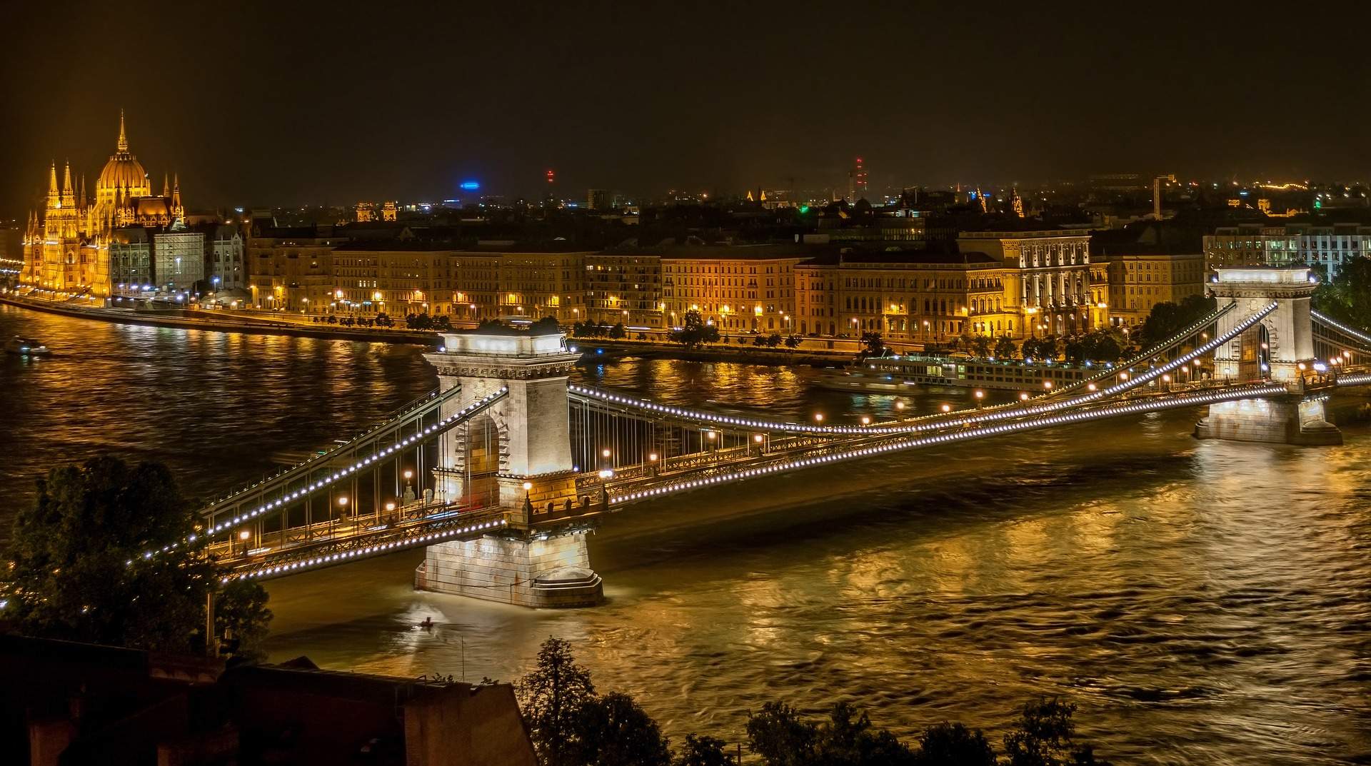 Orașe din România prin care trece Dunărea! Puțini au văzut colțul de Rai unde Marea Neagră se unește cu Dunărea și cerul/ FOTO