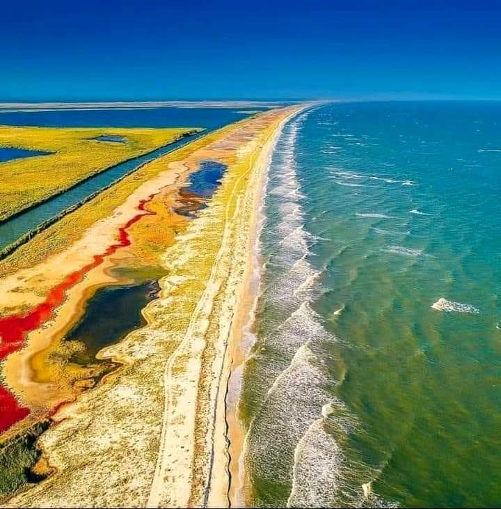 Orașe din România prin care trece Dunărea! Puțini au văzut colțul de Rai unde Marea Neagră se unește cu Dunărea și cerul/ FOTO