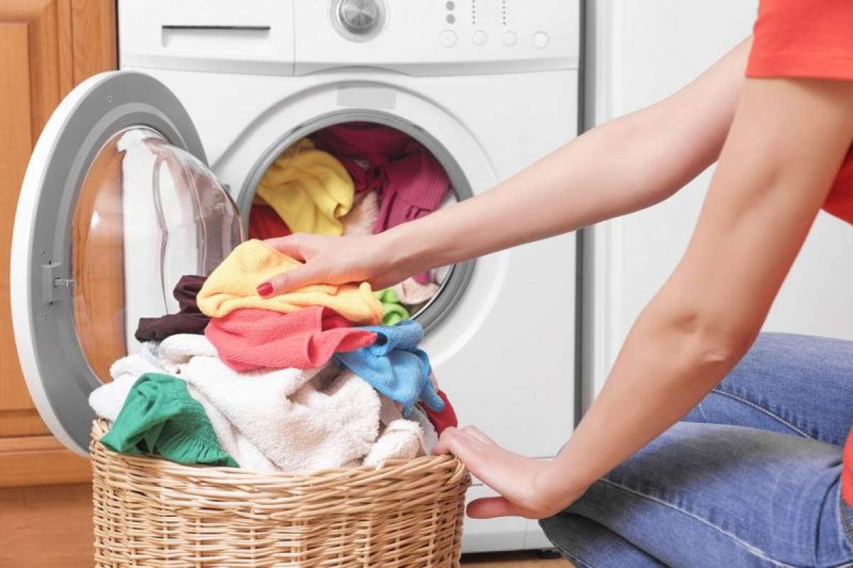 Cât detergent lichid se pune, de fapt, în mașina de spălat. Toate gospodinele trebuie să știe
