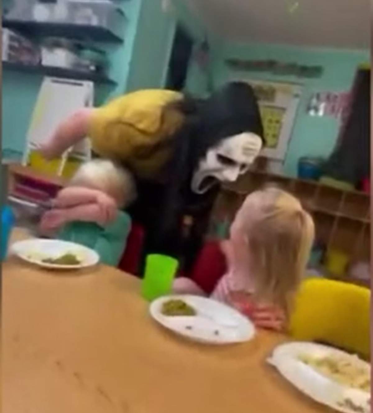 Copii terorizați de o educatoare care purta o mască de Halloween. Cum se apără angajații grădiniței