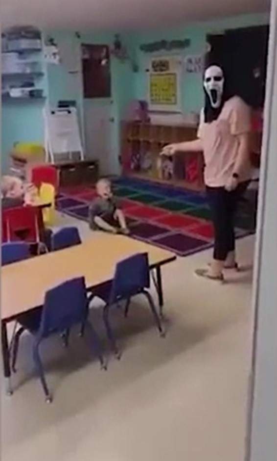 Copii terorizați de o educatoare care purta o mască de Halloween. Cum se apără angajații grădiniței
